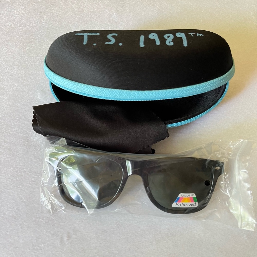 Taylor Swift 1989 Black Sunglasses, Case and Cloth